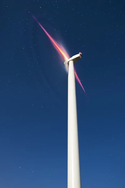 Turbina eolica funzionante di notte . — Foto Stock