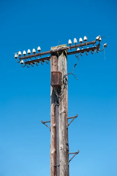 Off line. Oude, verouderde telefoon paal. — Stockfoto