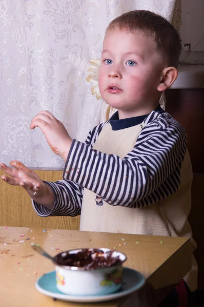 Un ragazzo mangia — Foto Stock