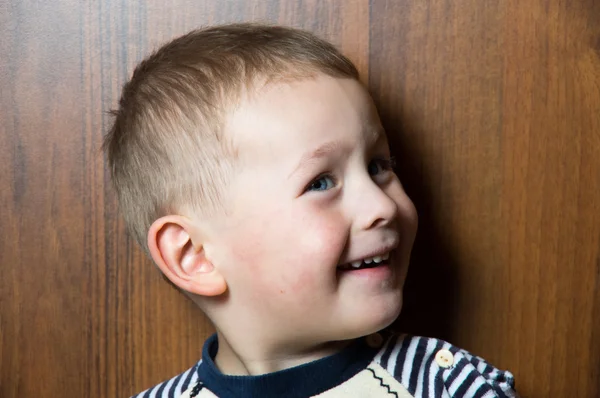 Un chico sonriente — Foto de Stock