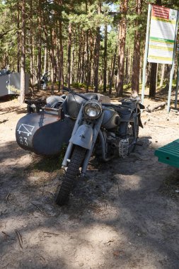 Alo, Polonya 22 Haziran 2020. Bruno 'ya yardım et. Eski askeri motosiklet, müzenin bir parçası.