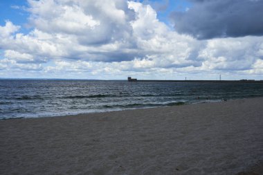 Kıyı şeridi, Gdansk Körfezi 'ndeki Hel kasabasından manzara.