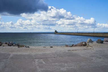 Kıyı şeridi, Gdansk Körfezi 'ndeki Hel kasabasından manzara.