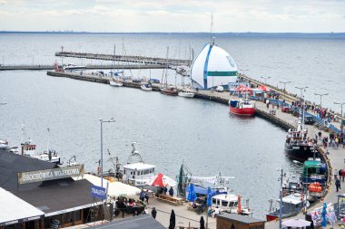 Hel, Pomerania, Polonya 24 Temmuz 2020. Pomerania eyaletinin Hel Town kentindeki yat limanında görüntüle