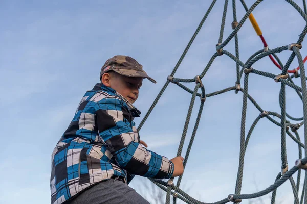 Çocuk Parkında Soğuk Bir Gün Geçiren Beyaz Bir Çocuk — Stok fotoğraf