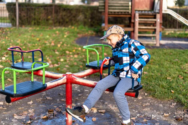 Çocuk Parkında Soğuk Bir Gün Geçiren Beyaz Bir Çocuk — Stok fotoğraf