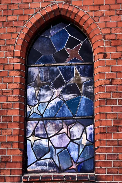 Kirchenfenster Mit Blauem Glas Gewölbt — Stockfoto