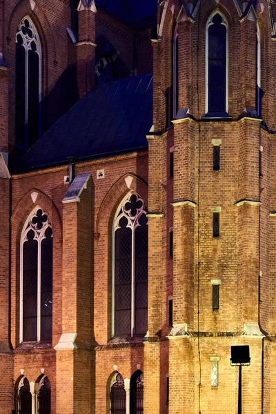 Uma Fachada Iluminada Igreja Alvenaria — Fotografia de Stock