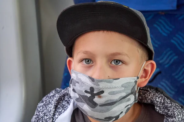 Jeune Garçon Blanc Portait Masque Dans Les Transports Publics — Photo