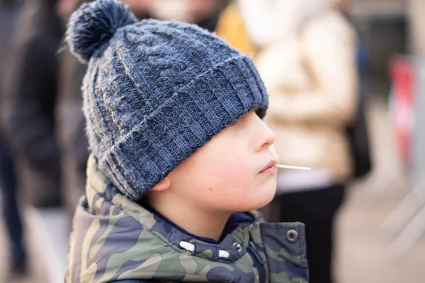 Niño Con Cabaña Azul — Foto de Stock