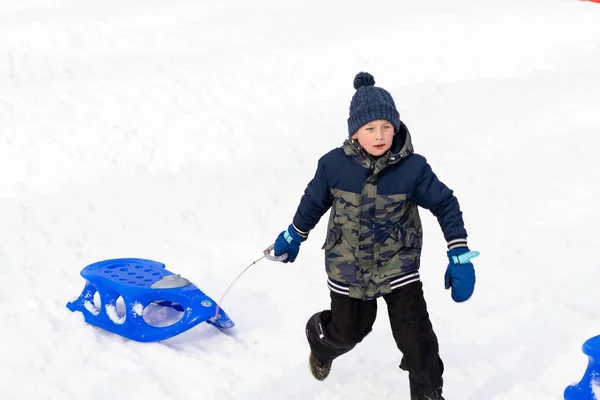 Jongen Loopt Met Een Slee Wintertijd — Stockfoto