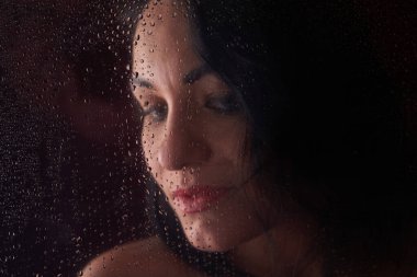 Genç, güzel esmer poz veren, kırmızı arkaplan    