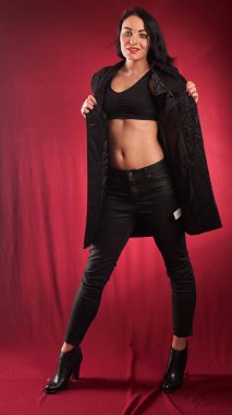 Genç, güzel esmer poz veren, kırmızı arkaplan    