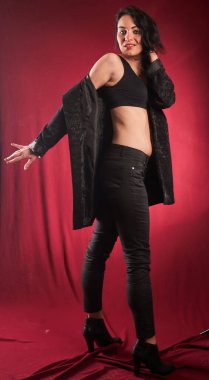 Genç, güzel esmer poz veren, kırmızı arkaplan    