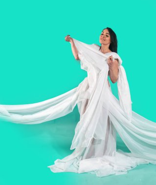 Sevimli esmer, beyaz gitarlı beyaz tül giyip dans eden