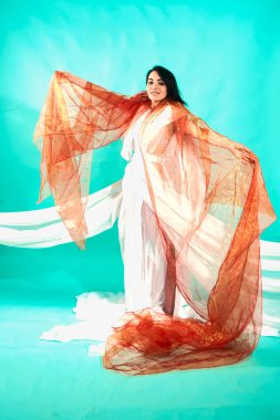 Sevimli esmer, beyaz gitarlı beyaz tül giyip dans eden