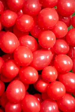 Bir sürü kırmızı balon, güzel arka plan.