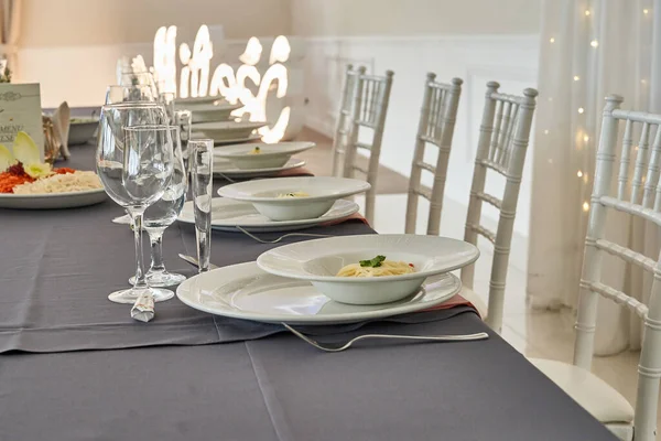 Ein Hochzeitstisch Mit Tellern Und Besteck — Stockfoto
