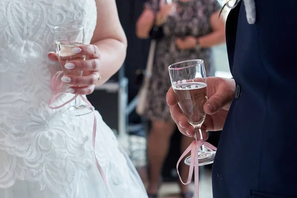 Hand Des Bräutigams Und Der Braut Mit Einem Glas Sekt — Stockfoto