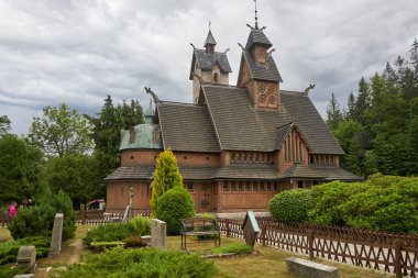 Karpacz, Polonya 01 Temmuz 2021. Polonya, Karpacz 'daki Wang Odun Tapınağı
