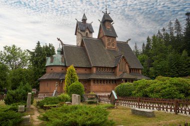 Karpacz, Polonya 01 Temmuz 2021. Polonya, Karpacz 'daki Wang Odun Tapınağı