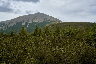 Sniezka Zirvesi 05 Haziran 2021 Polonya ve Çeçen Cumhuriyeti sınırındaki Karkonosze Dağı 'ndaki Sniezka Tepesi.
