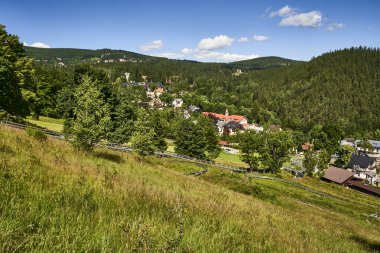 Karpacz, Lower Silesia, Polonya 6 Temmuz 2021 Karpacz kasabası ve Karpatka tepesinde