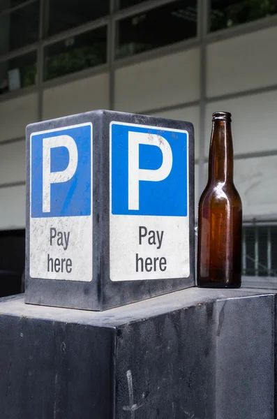 Sinal de parque de estacionamento e cerveja — Fotografia de Stock