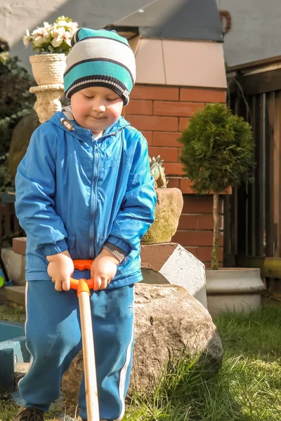 Boy shoveling — Stock Photo, Image