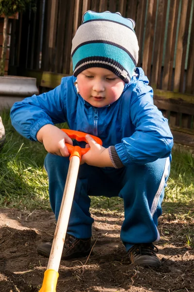 Boy shoveling — Stock Photo, Image