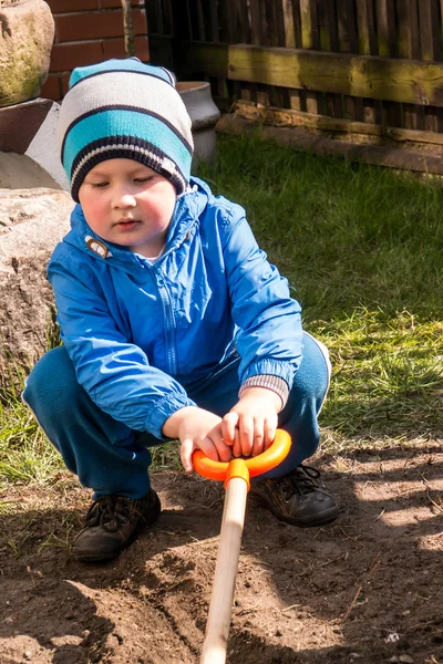 Boy shoveling — Stock Photo, Image