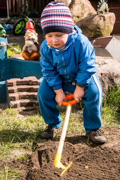 Boy shoveling — Stock Photo, Image