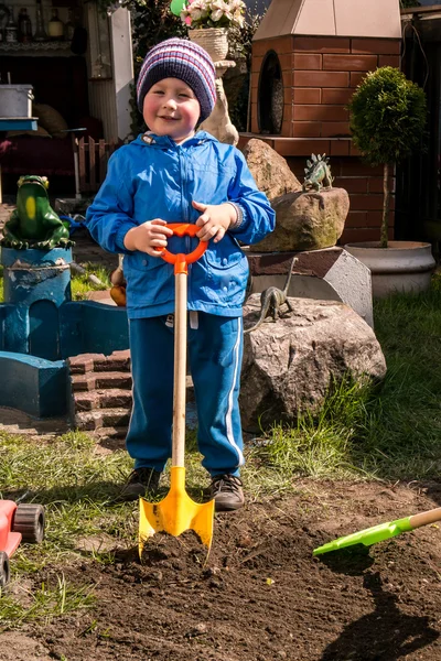 Boy shoveling — Stock Photo, Image