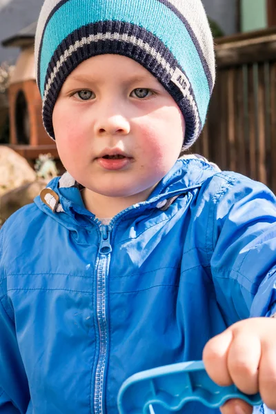 Chlapec v modrém saku — Stock fotografie