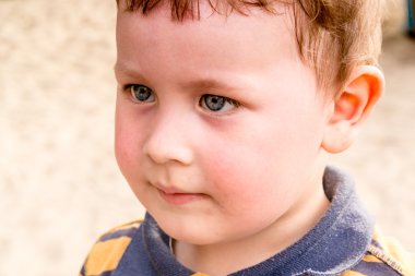 yürümeye başlayan çocuk