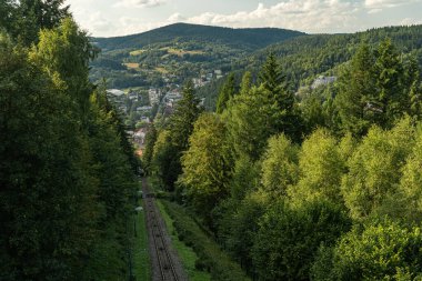 Krynica Zdroj, Malopolskie, Polonya, 06 / 08 / 2025 - Parkowa Dağı 'ndaki tarihi füniküler yoğun bir ormandan geçiyor. Spa kasabasında popüler bir turizm merkezi..