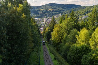 Krynica Zdroj, Malopolskie, Polonya, 06 / 08 / 2025 - Parkowa Dağı 'ndaki tarihi füniküler yoğun bir ormandan geçiyor. Spa kasabasında popüler bir turizm merkezi..