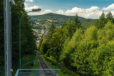 Krynica Zdroj, Malopolskie, Polonya, 06 / 08 / 2025 - Parkowa Dağı 'ndaki tarihi füniküler yoğun bir ormandan geçiyor. Spa kasabasında popüler bir turizm merkezi..