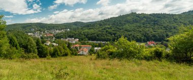 Krynica Zdroj yeşil tepeler ve ormanlarla çevrili dağ tatil köyünün panoramik yaz manzarası..