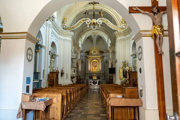 Muszyna, Küçük Polonya Voyvoda, Polonya - 05 Ağustos 2025 - önemli bir dini eser olan tarihi St. Joseph Kilisesi 'nin dış görünüşü ve kaplıca kasabasının geleneksel mimarisi.