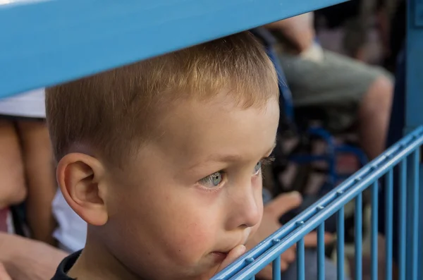 Niño watchin fútbol — Foto de Stock