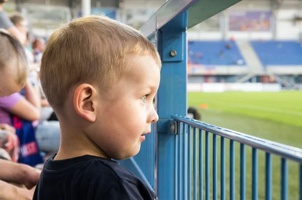 Boy watchin football — Stock Photo, Image