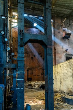 Büyük terk edilmiş endüstriyel fırın ya da çelik kaplama ve yapısal iskeleti olan işleme ünitesi