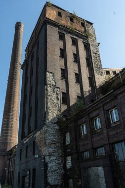 Eski bir tuğla fabrikasına bağlı yüksek bir sanayi kulesinin görüntüsü