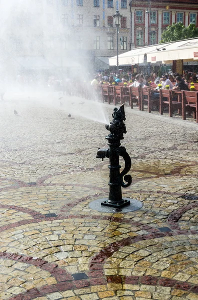 Foubtain showering old market — Stockfoto