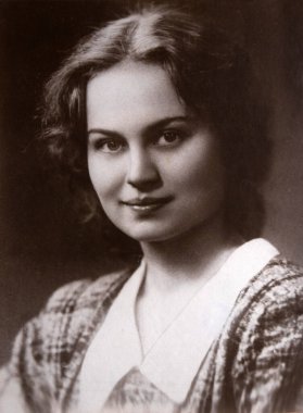 Güzel bir genç kadının portresi, 1950 'lerin aile albümünden arşiv fotoğrafı.