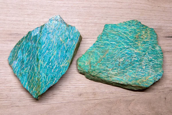 Dos Piezas Hermoso Mineral Semiprecioso Brillante Amazonita Acostado Una Superficie —  Fotos de Stock