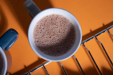 Parlak turuncu arka planda kakaolu sabah kupası manzarası