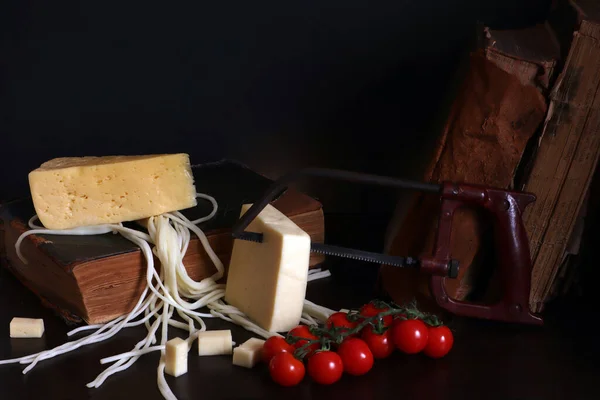 Bodegón Con Tres Quesos Tomates Cherry Libros Viejos Sierra Brazo —  Fotos de Stock