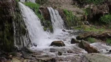 Milenyum soğuğu ve taze, sağlıklı pınarlar yeraltı mağarasından dışarı çıkıyor.
